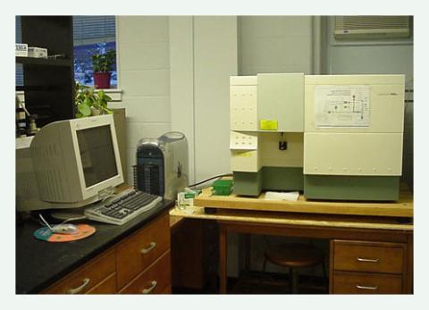 UNH's 正欲 FACSCalibur Flow Cytometer on a desk.