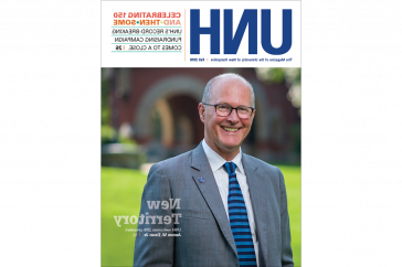 UNH杂志2018年秋季封面- UNH校长吉姆·迪恩在T-Hall草坪上
