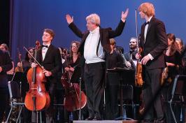 2017年，在朴茨茅斯音乐厅，UNH管弦乐队的成员与指挥家大卫·厄普姆在演出, 新汉普郡
