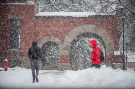 主要研究学生在雪地里散步