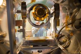 Student works on vacuum chamber in 主要研究's Space Science Center.