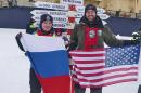 研究人员Kevin Jerram和Evgenia Bazhenova手持美国和俄罗斯国旗站在北极