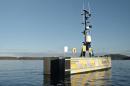 无人水面舰艇(USV), SEA-KIT MAXLIMER, 它与一个自动水下航行器配对，以远程绘制海底地图.